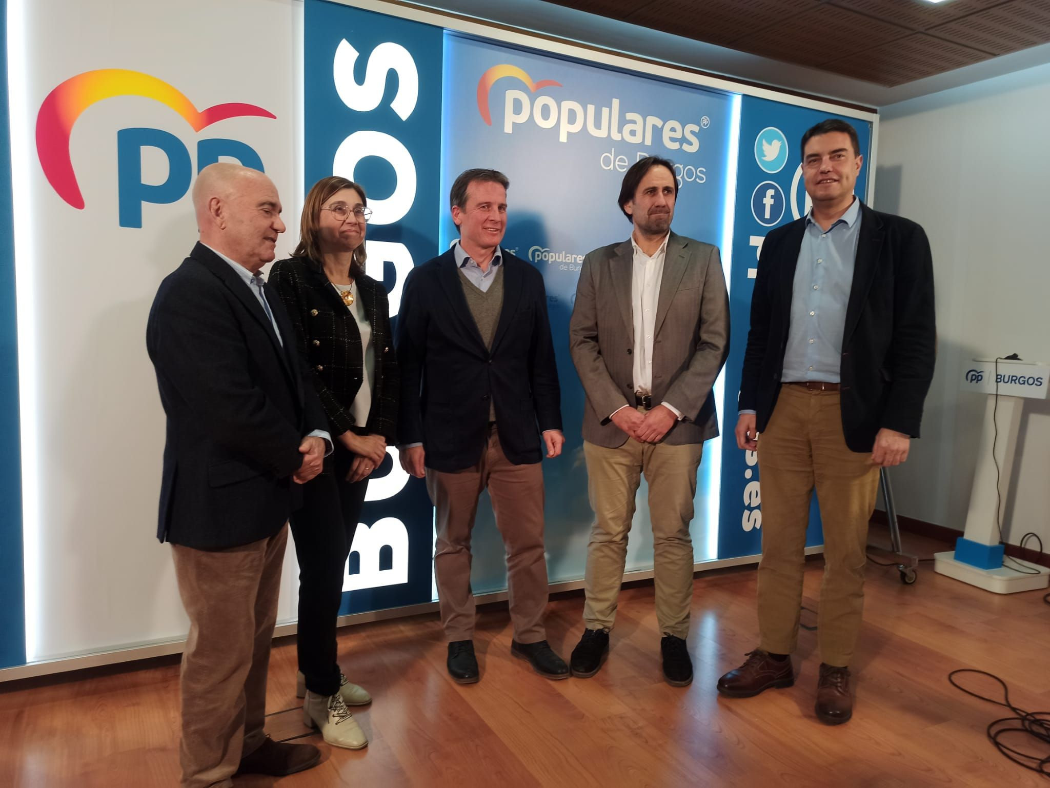 Los candidatos del PP a las alcaldías de Miranda y Aranda, Sergio Montoya y Raquel González junto a Borja Suárez, Ángel Ibáñez y Alfredo González