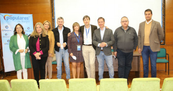 El reelegido presidente del PP de La Bureba posa con varios invitados al Congreso Comarcal