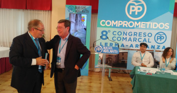 César Rico saluda a Leopoldo López al finalizar el Congreso Comarcal
