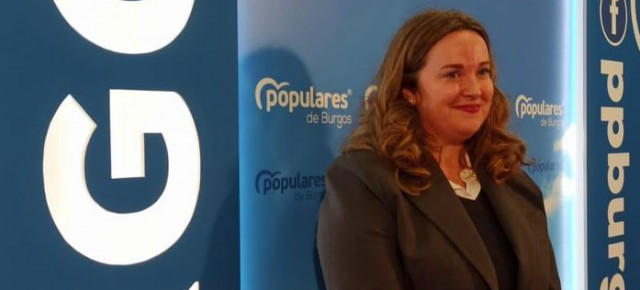 Cristina Ayala posa ante los medios tras su proclamación como candidata del PP a la alcaldía de Burgos