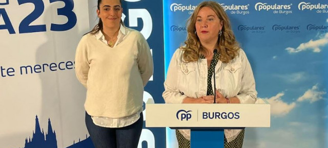 Cristina Ayala compareció junto a la portavoz del Grupo Popular, Andrea Ballasteros