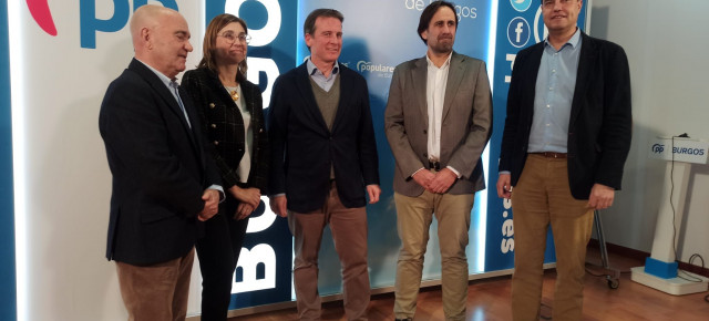 Los candidatos del PP a las alcaldías de Miranda y Aranda, Sergio Montoya y Raquel González junto a Borja Suárez, Ángel Ibáñez y Alfredo González