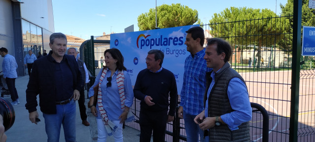 Javier Lacalle, Sandra Moneo, César Rico, Ängel Ibáñez y Borja Suárez tras atender a los medios de comunicación.