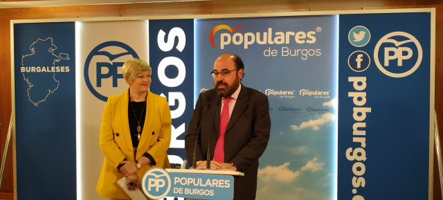 Irene Cortés y Máximo López comparecen en rueda de prensa.