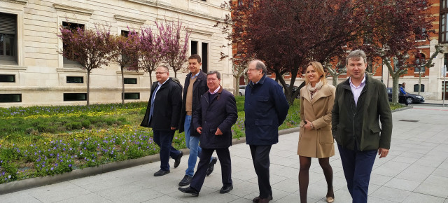 Juan Vicente Herrera ha querido acompañar a los candidatos por Burgos en la presentación de la candidatura regional en la Junta Electoral Provincial