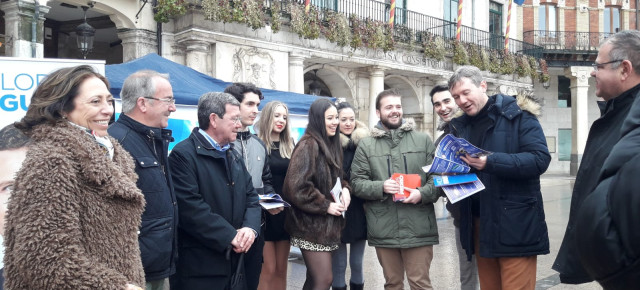 Candidatos del PP reparten material informativo en la Plaza Mayor
