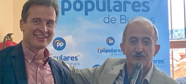 El presidente provincial Borja Suárez saluda al presidente comarcal recién elegido